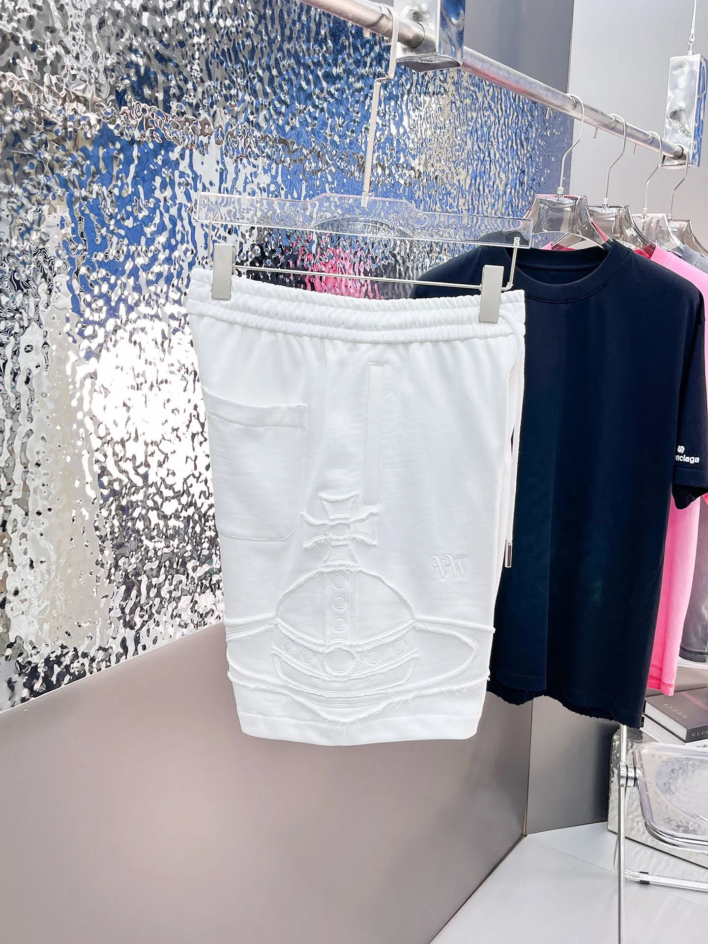 The Queen Mother's three-standard complete 2026 summer New Arrival men's casual shorts, advanced custom-made fabric Breathable fabric, Breathable elasticity and comfort, impeccable details, top-grade accessories, original logo design concept, delicate and soft feel! The upper body fit is awesome! Size: M-XXXL Please state your height and weight when ordering